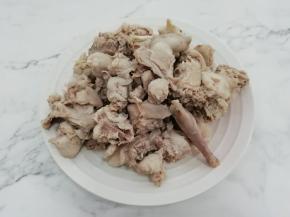 焯水的兔肉捞出，再用温水冲洗一下