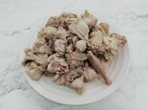 焯水的兔肉捞出，再用温水冲洗一下