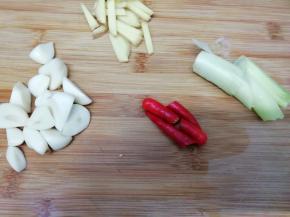 把小米椒和葱切成两段，姜切成条，蒜切成大块