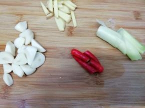 把小米椒和葱切成两段，姜切成条，蒜切成大块