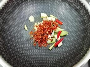 锅里加入适量的油，然后把配料放入锅中炒香