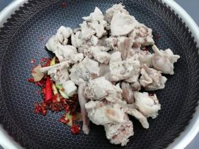 加入焯好的兔子肉，翻炒片刻