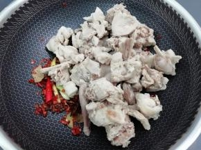 加入焯好的兔子肉，翻炒片刻