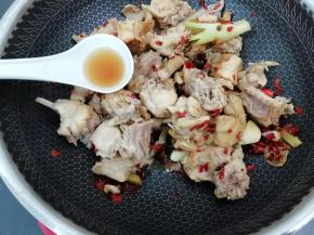 加入料酒，翻炒均匀