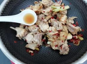 加入料酒，翻炒均匀