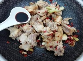 加入生抽，翻炒两下