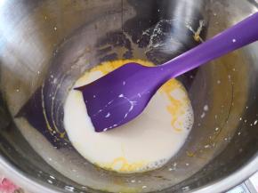 2.	再倒入牛奶，搅拌均匀，