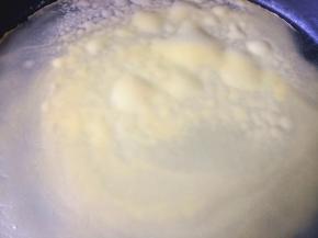 5.	取出平底锅，全程用小火，将面糊倒入锅中，转一圈让面糊均匀铺满平底锅，煎至面皮开始鼓泡，边缘可以提起时就可以离火了，