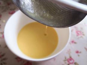 4.	将搅拌均匀地面糊再次过筛，然后盖上保鲜膜入冰箱冷藏半小时，