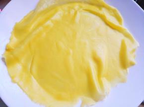 6.	将饼皮取出放在盘子里，盖上保鲜膜晾凉，