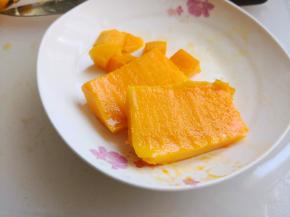 8.	芒果去皮取出果肉，