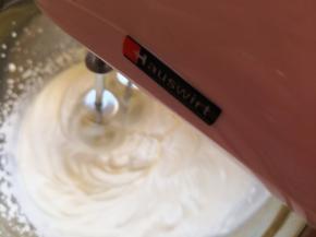 7.	淡奶油加入糖用电动打蛋器打发至出纹路即可，