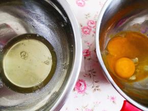 1.	蛋白与蛋清分离，分别放在两个无水无油的干净盆里，