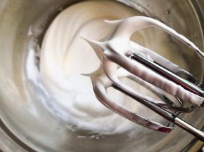 2.	蛋白分三次加入30克糖，用电动打蛋器打发至出现弯钩状态，