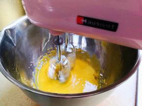3.	蛋黄加入15克糖，用电动打蛋器打发至发白为止，