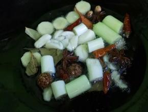 炒：油入锅加热，蒜、生姜、大葱炒香