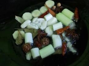 炒：油入锅加热，蒜、生姜、大葱炒香