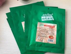 倒入cook100麻辣龙虾调料，继续翻炒