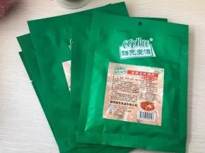 倒入cook100麻辣龙虾调料，继续翻炒