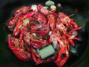 倒入小龙虾，翻炒入味出锅