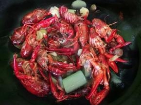 倒入小龙虾，翻炒入味出锅