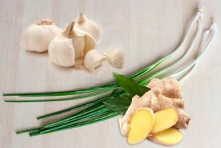 首先准备食材吧~大蒜5个、生姜1个、大葱1支。