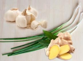 首先准备食材吧~大蒜5个、生姜1个、大葱1支。