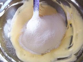 5.	将低筋面粉筛入蛋糊中，搅拌至无干粉，