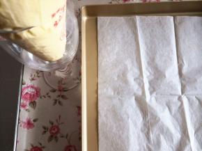 6.	将拌好的面糊装入裱花袋中，烤盘铺上油纸，这样方便脱模，