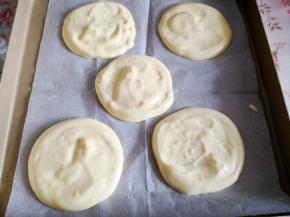 7.	然后将蛋糕糊一圈一圈挤到烤盘上，