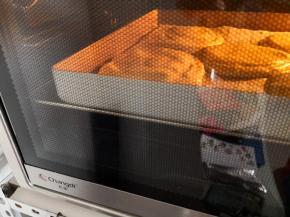 8.	烤箱预热，上下火，中层，180度烤16分钟，出炉晾凉，