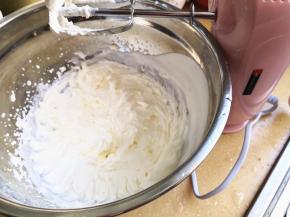 9.	淡奶油加糖打发至出现纹路，不用太硬，