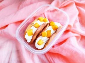 10.	准备好喜欢的水果，取一个蛋糕片，挤上奶油，装饰上水果，表面还可以撒一些糖粉来装饰。