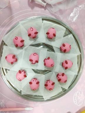 放入锅中，温水发酵大概20min，发酵到稍微大点，用手轻轻压下去慢慢回弹