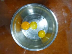 蛋黄的颜色不一样是因为有两个蛋是自己家的鸡生的土鸡蛋