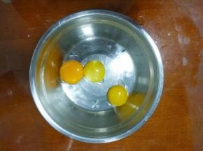 蛋黄的颜色不一样是因为有两个蛋是自己家的鸡生的土鸡蛋