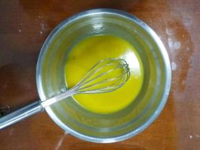 蛋黄加入玉米油搅拌均匀