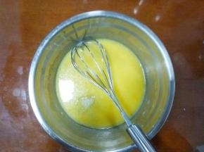 再加入20g白糖搅拌均匀