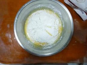 分次筛入面粉，用挂拌的方式把面粉拌均匀直至无颗粒