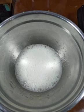 蛋白加入几滴柠檬汁，剩下的30克糖分三次加入蛋白中，用电动打蛋器打至起粗泡加入1/3糖