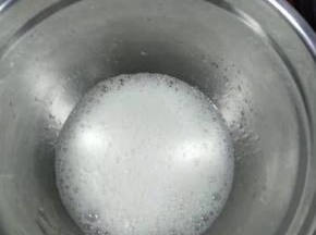 蛋白加入几滴柠檬汁，剩下的30克糖分三次加入蛋白中，用电动打蛋器打至起粗泡加入1/3糖