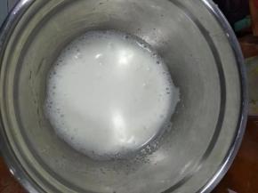 搅打至粗泡消失，比较细腻时加入1/3白糖