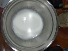 搅打至起纹路时加入做后1/3白糖