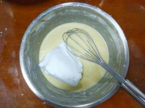 取1/3蛋白加入蛋黄糊中