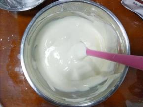 再将拌好的面糊倒入蛋白里，上下翻拌或者切拌的方式拌匀，不能画圈，以免消泡