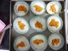 加入红薯馅，再挤入蛋糕杯9分满