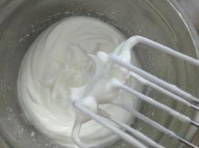 再继续搅打至9分发提起打蛋头呈小三角形