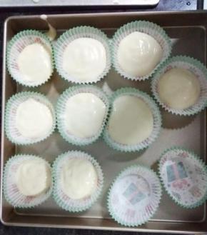 装入裱花袋，挤入一半的面糊到蛋糕杯