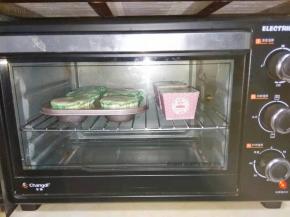 放入130度预热烤箱130度烤20分钟，转160度烤30分钟，取出震两下排排热气