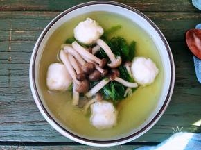 一道爽口又营养鲜美的豌豆尖虾丸汤就好了，汤鲜味美，非常适合春季干燥，多补充维生素及汤水的需要。